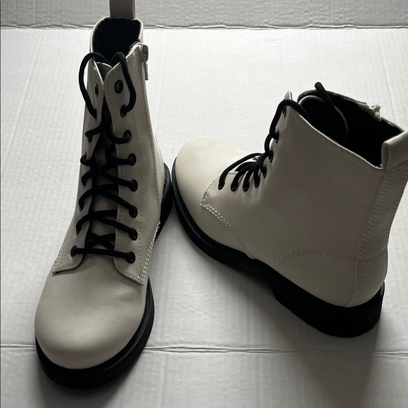Time and Tru White Lace Up Boots - Picture 2 of 7